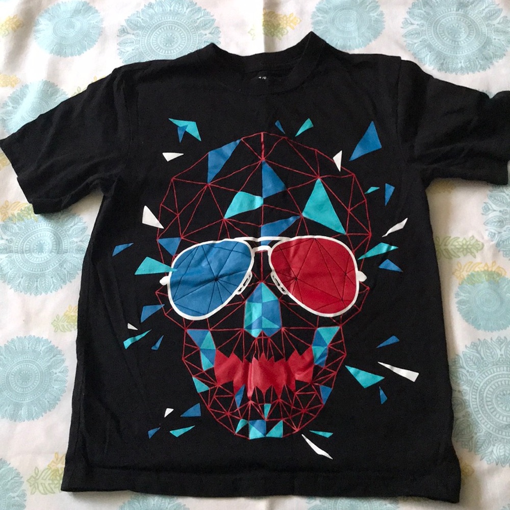 Children place black T-shirt.